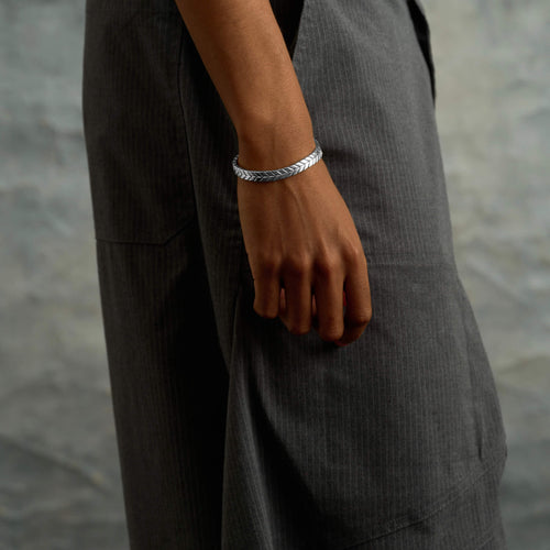 Defined Herringbone Bracelet in White Gold - 7mm